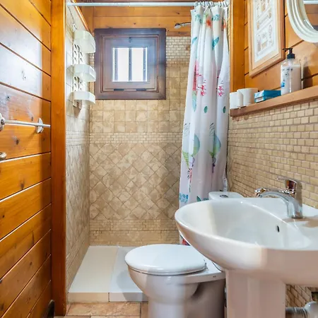 4br Wooden House -pool, Views & Parking Holiday home *