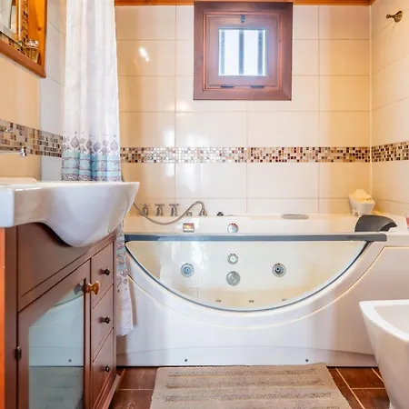 4br Wooden House -pool, Views & Parking *
