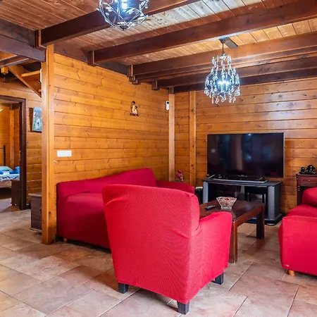 4br Wooden House -pool, Views & Parking Holiday home *