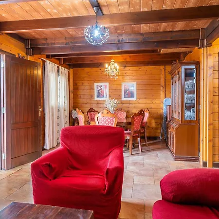 4br Wooden House -pool, Views & Parking Holiday home *