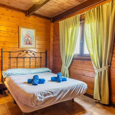 4br Wooden House -pool, Views & Parking Holiday home