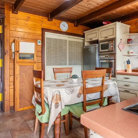 Holiday home 4br Wooden House -pool, Views & Parking