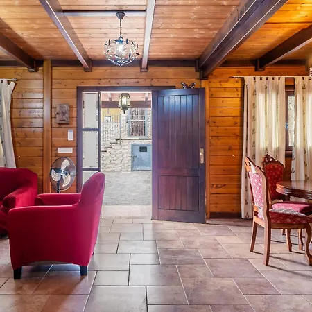 4br Wooden House -pool, Views & Parking Holiday home